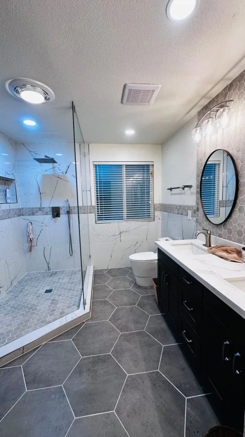 Baño remodelado: ducha, vanitorio y loseta
