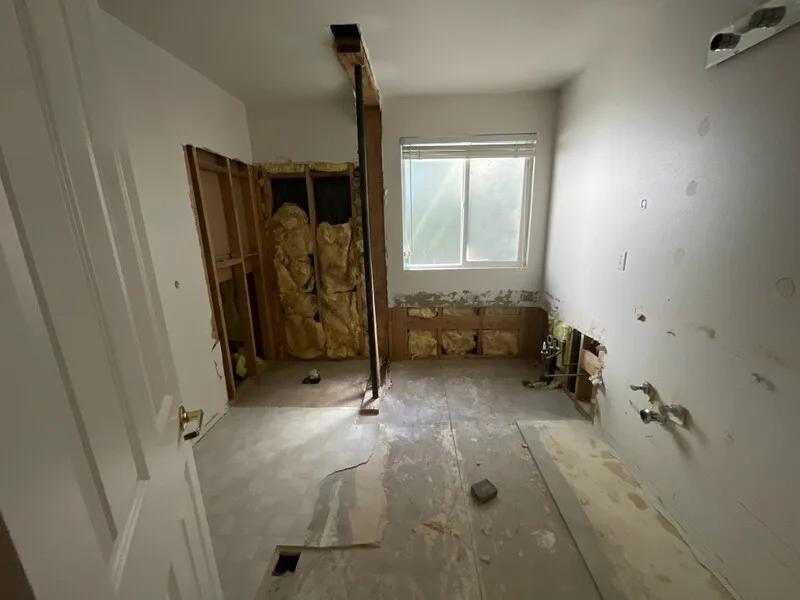 Baño en renovación: estructura al descubierto y subpiso